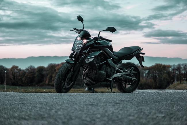 Motocykl stojący na drodze