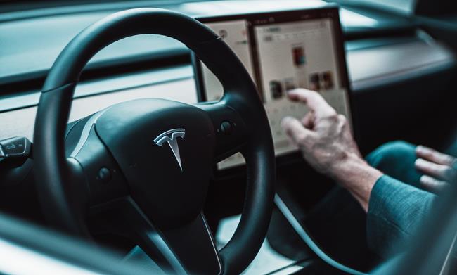 Marka Tesla prowadzi zaawansowane prace nad autonomicznymi pojazdami.