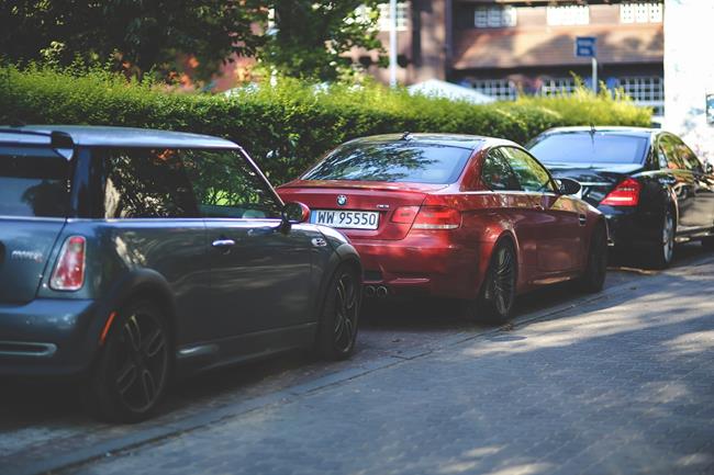 Samochody stojące równolegle na parkingu.