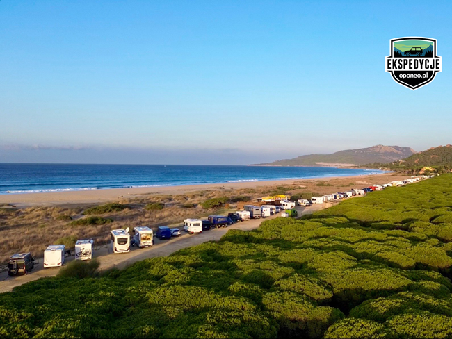 rząd kamperów ustawionych przy plaży