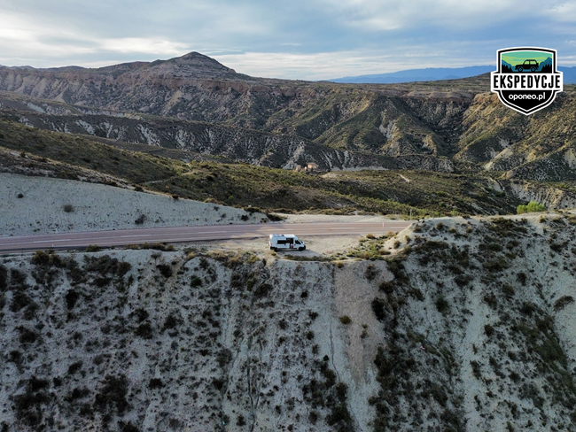 kamper z lotu ptaka na pustyni Tabernas