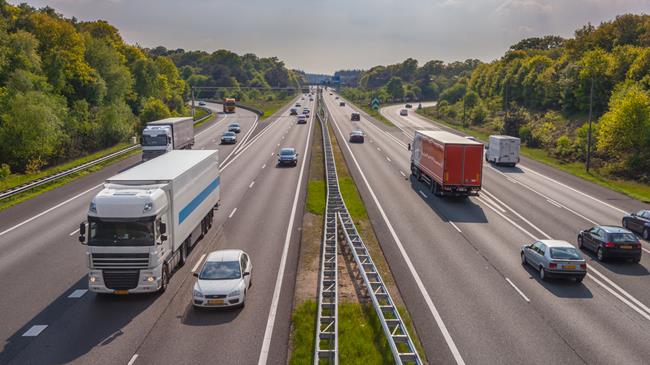 widok na dwa pasy autostrady