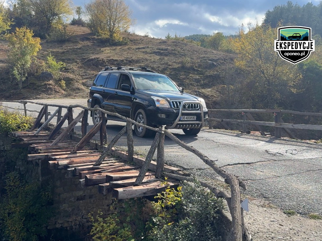 auto trenowe na moście