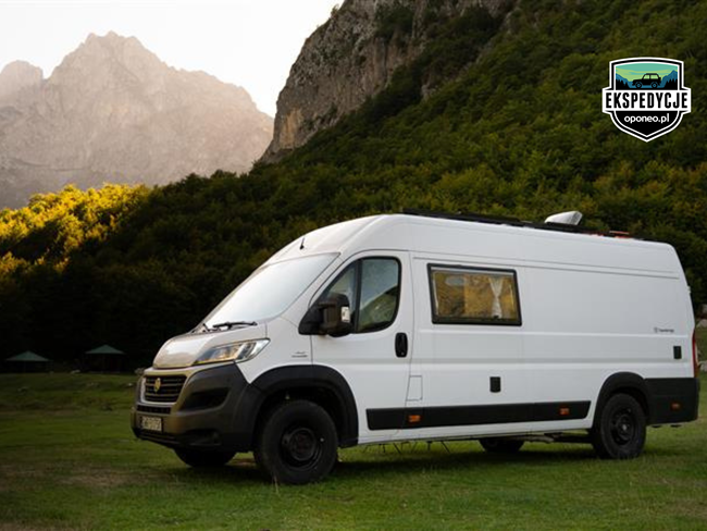 Fiat Ducato na tle gór w Czarnogórze