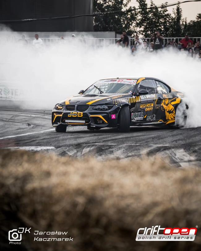 samochód driftujący na torze