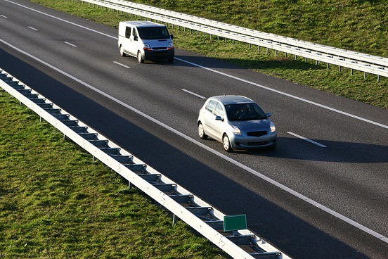 Dwa samochody na autostradzie