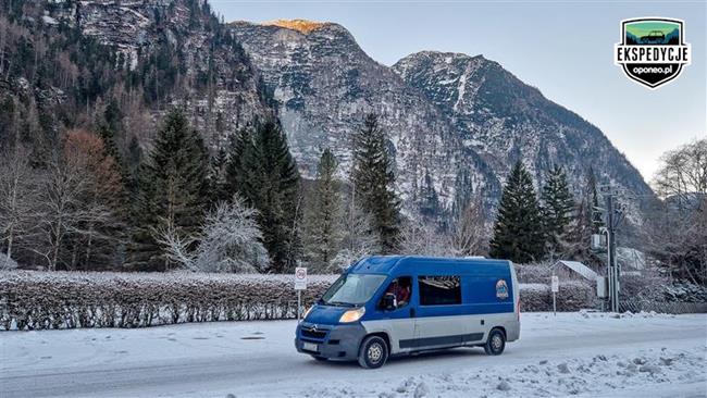 Bus ekspedycji Oponeo jadący przez pasmo górskie w Austrii.
