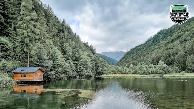 Chatka nad wodą otoczona lasem w Austrii.