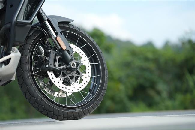 widok na koło motocykla stojącego na szosie