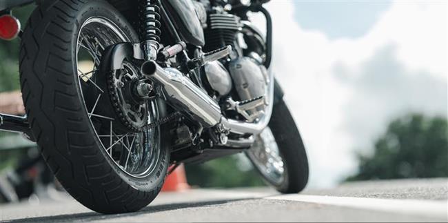 widok od dołu na motor stojący na jezdni