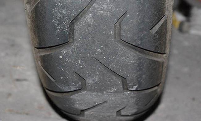 Bieżnik opony motocyklowej