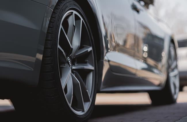 samochód z widoczną oponą mającą rant ochronny