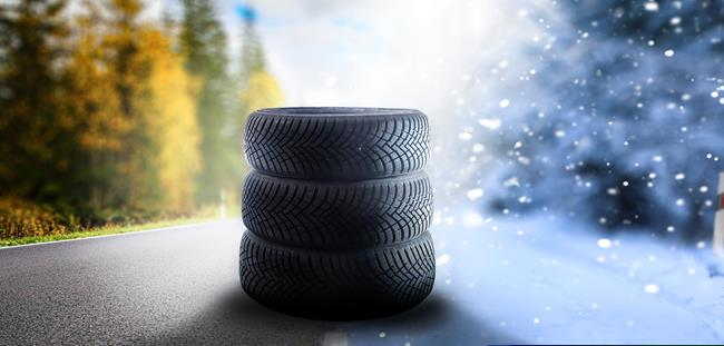 opony całoroczne ułożone jedna na drugiej 