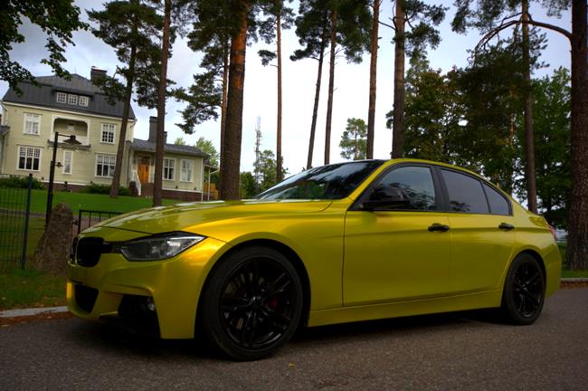 Sportowe BMW na ulicy.