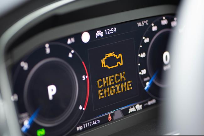 kontrolka check engine paląca się na desce rozdzielczej samochodu