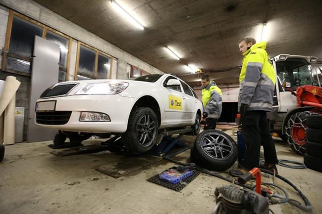Samochód na podnośniku i dwóch mechaników