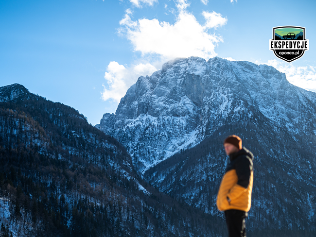 bohater Ekspedycji Oponeo na tle gór