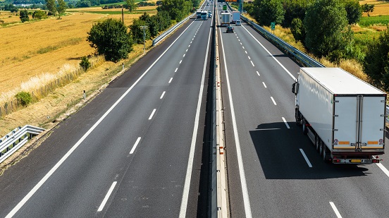 Samochody na autostradzie, na pierwszym planie samochód ciężarowy