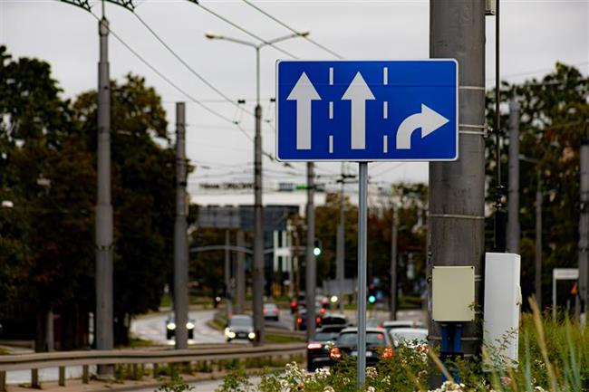 Widok na znaki drogowe na drodze jednokierunkowej