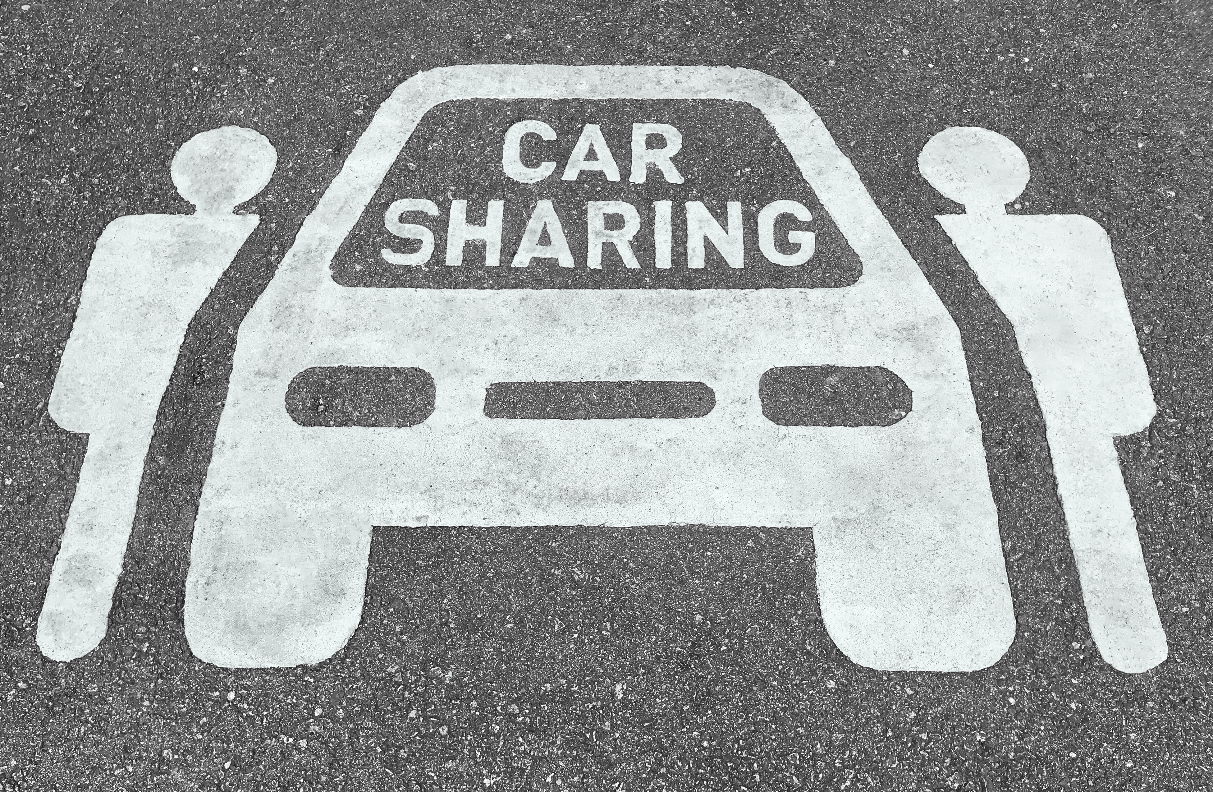 Namalowany na drodze znak car sharing