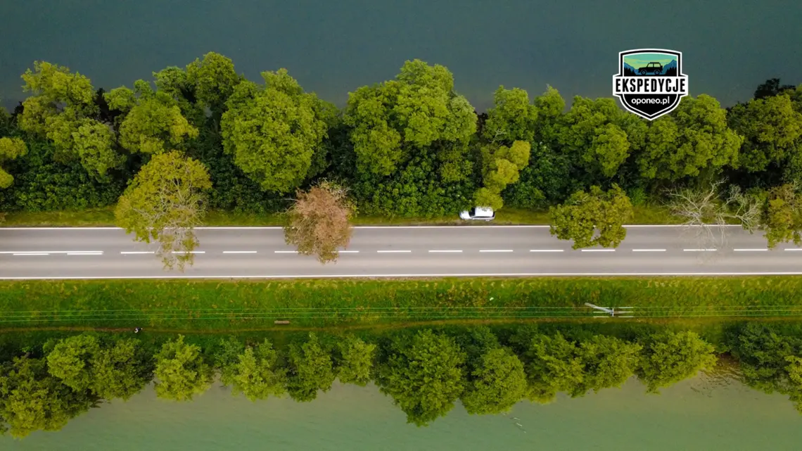widok z góry na asfaltową drogę pośród wód