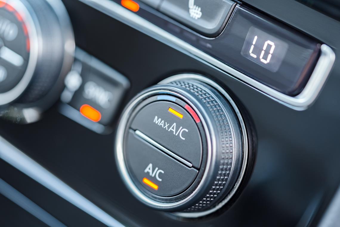 zbliżenie na pulpit samochodu i panel sterujący klimatyzacją