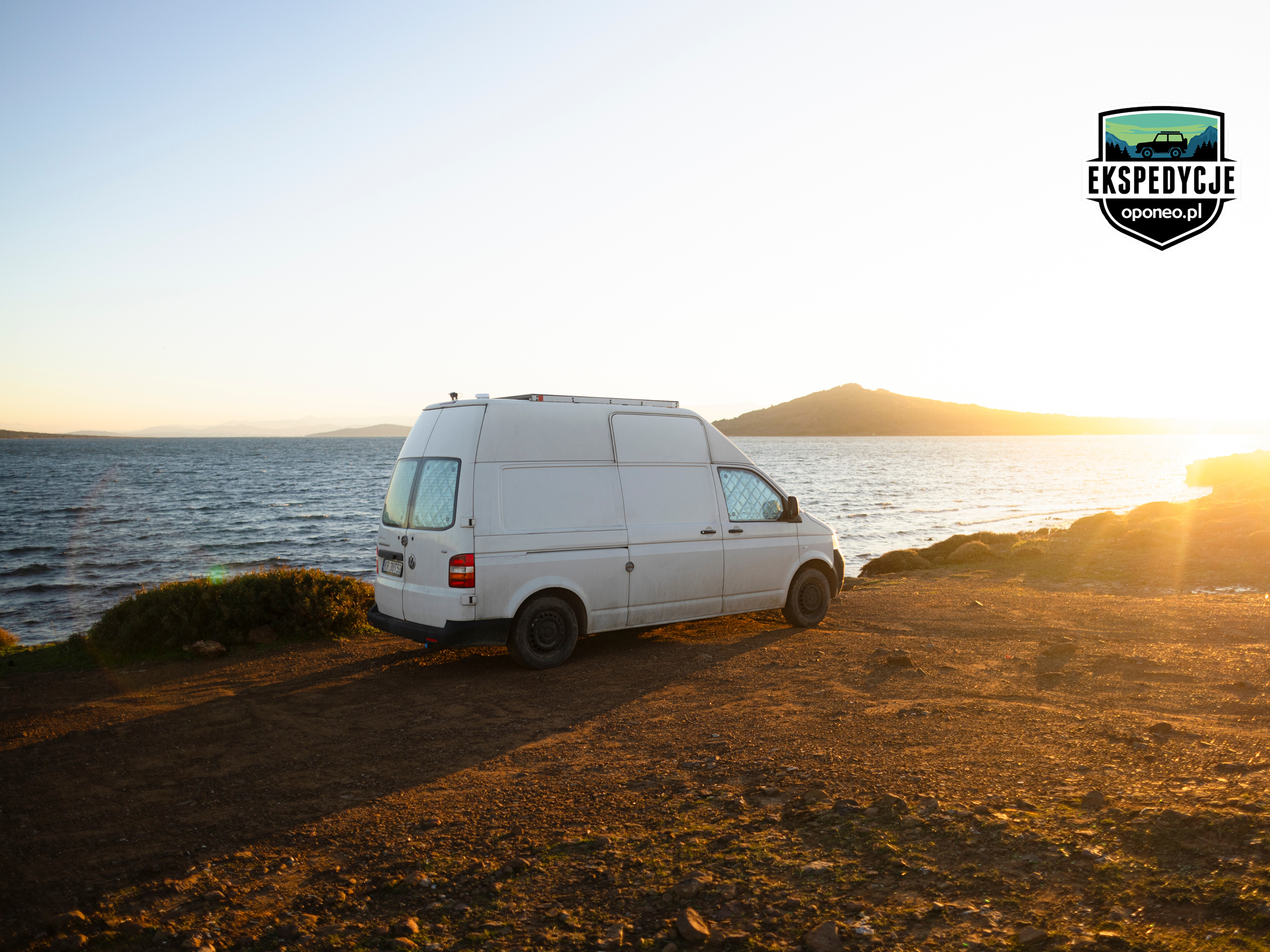 kamper na tle zachodzącego słońca