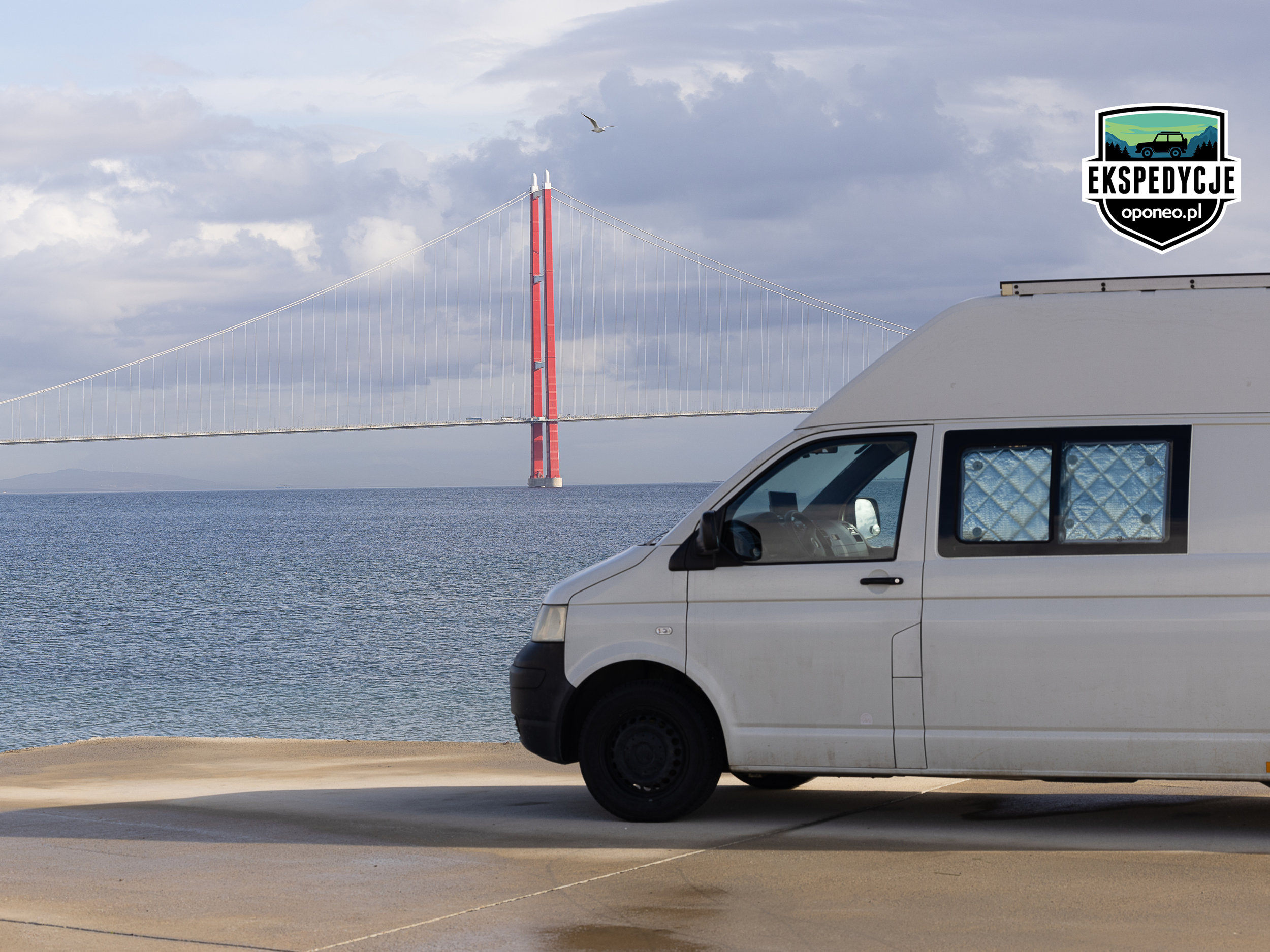 kamper na tle mostu Canakkle