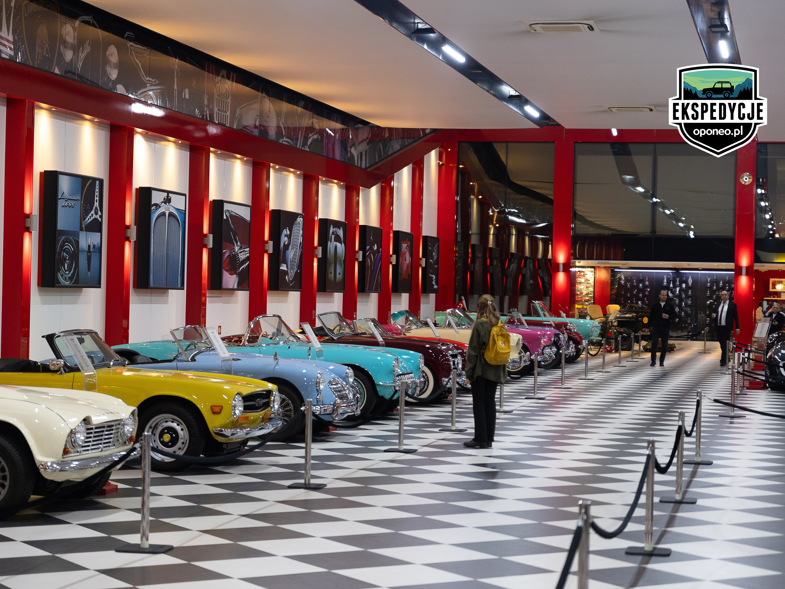 kolorowe samocody w muzeum