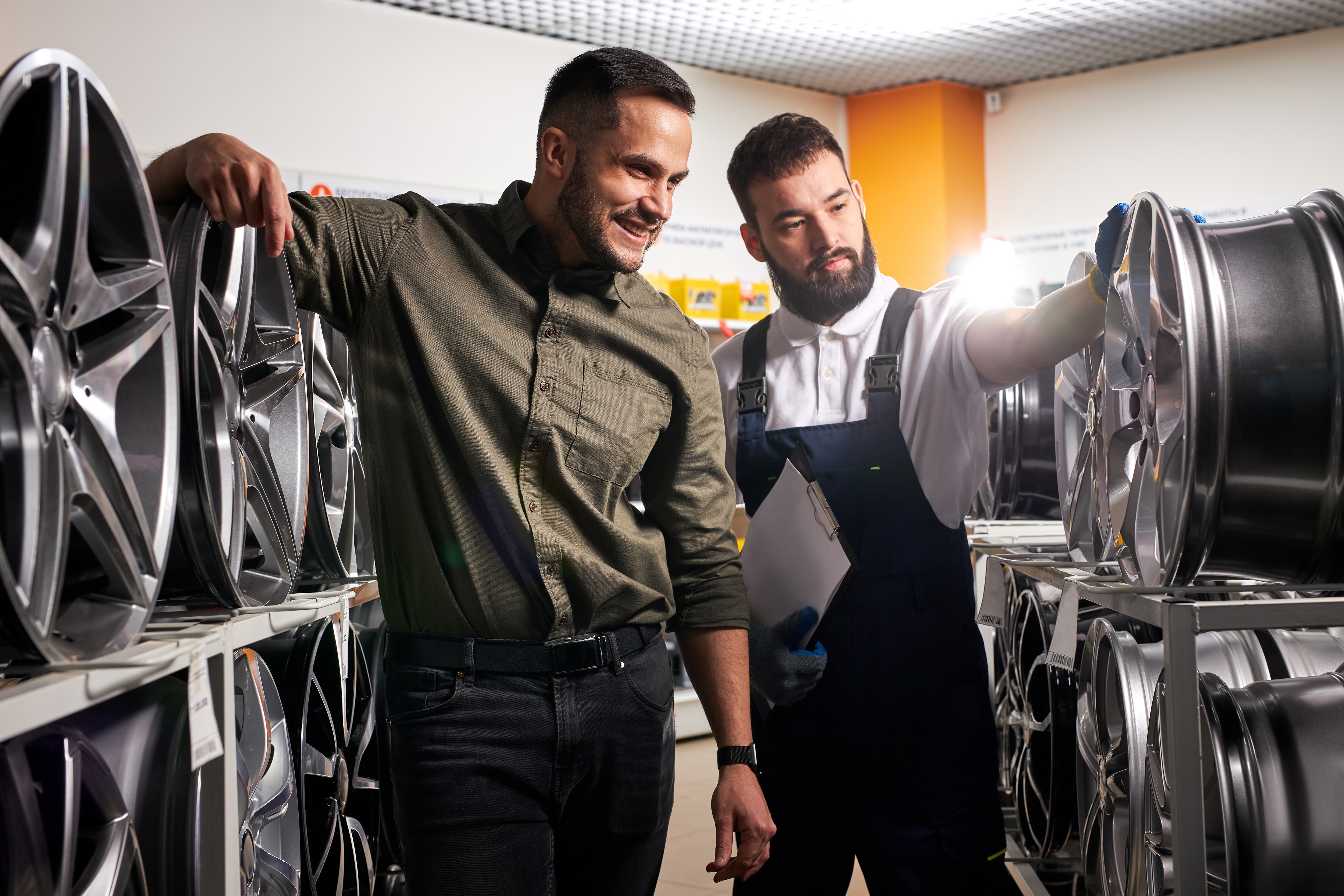 mężczyźni wybierający felgi aluminiowe