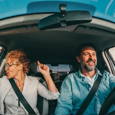 Kobieta i mężczyzna wewnątrz samochodu