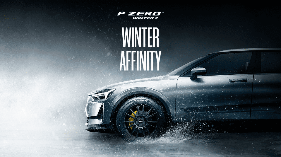 Samochód podczas jazdy na mokrej nawierzchni