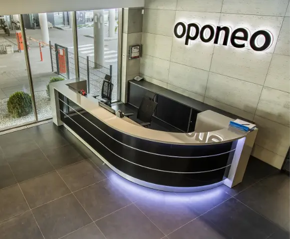 Dziedziniec przed siedzibą Oponeo