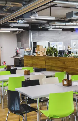 Stojak ze świeżymi owocami w biurze Oponeo