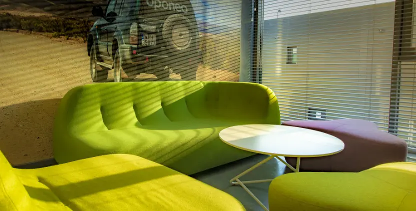 Strefa wypoczynkowa z zielonymi sofami