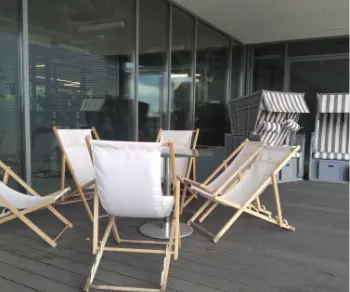 Taras wypoczynkowy przy siedzibie Oponeo