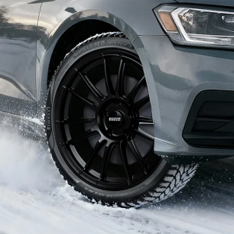 Prawy przód samochodu podczas jazdy na ośnieżonej drodze