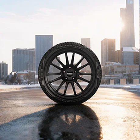 Opona Pirelli Cinturato Winter 3 na tle panoramy miasta