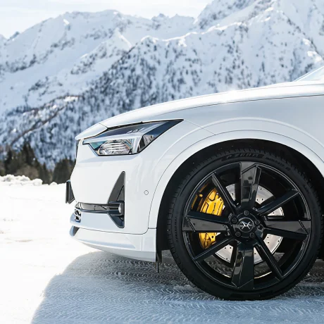 Lewy bok samochodu na tle wysokich gór