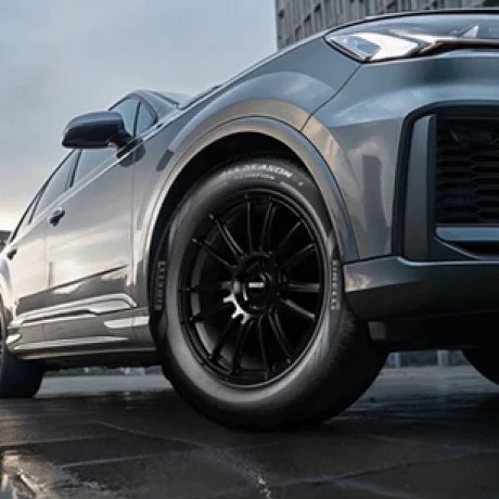 Prawy przód samochodu z widoczną oponą na mokrej nawierzchni