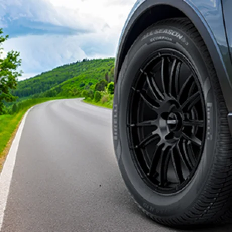 Lewy przód samochodu podczas jazdy