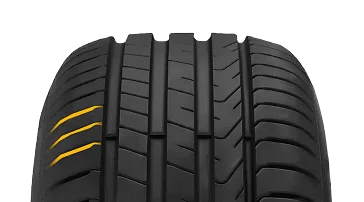 Opona prezentująca zmienną geometrię nacięć bieżnika