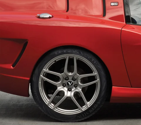 Tył czerwonego auta