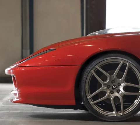 Przód czerwonego auta