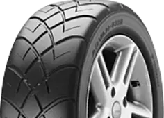 Zbliżenie bieżnika Yokohama ADVAN A032R