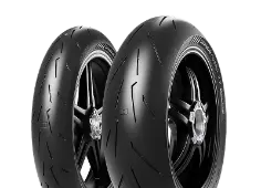 Zbliżenie bieżnika Pirelli Diablo Rosso IV Corsa