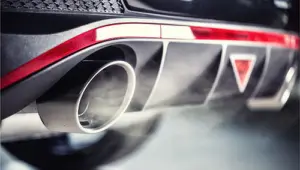 Dym z rury wydechowej – sprawdź, kiedy powinieneś odwiedzić mechanika