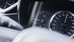 Falujące obroty silnika: przyczyny, diagnostyka i rozwiązania