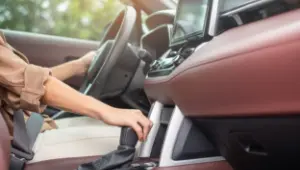 Jak ruszyć autem? Praktyczne porady dla początkujących kierowców
