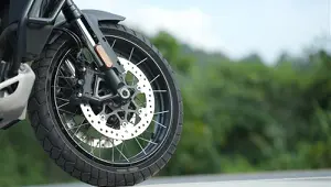 Prostowanie felg motocyklowych – czy warto się na nie decydować? 